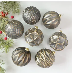 Set di palline di Natale metalliche vintage con varie trame e motivi in rilievo