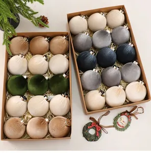Dettaglio di palline di Natale in velluto in vari colori tenui, set da 30 pezzi