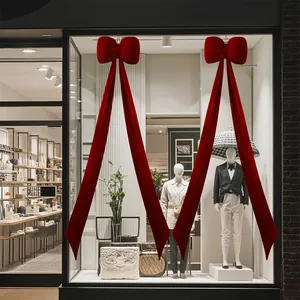Lazos de Navidad grandes de terciopelo rojo en un escaparate de lujo para decoración