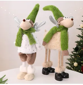 Detail van schattige kerst-rendierpoppen met groene sjaals en hoeden voor decoratie