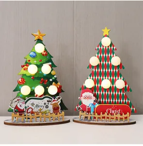Nahaufnahme von zwei hölzernen Weihnachtsbaum-LED-Ornamenten mit Weihnachtsmann-Motiven