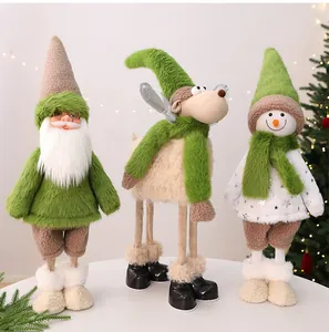 Detail van Kerstman, rendier en sneeuwpop poppen met groene sjaals voor Kerstmis