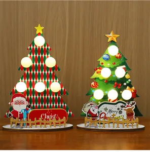 Detailansicht von zwei dekorativen hölzernen Christbaumschmuckstücken mit warmen LED-Lichtern