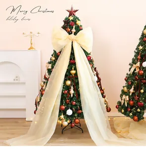 Grote crème strik op een feestelijke kerstboom voor kerstversiering in huis