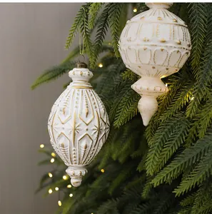 Vintage weiße und goldene Weihnachtskugeln mit filigranen, geprägten festlichen Mustern