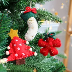Handgemaakte wollen vilt kerstboomversiering set met ster, kous en bloem motieven