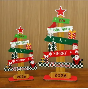 Nahaufnahme detaillierter 2026 Holz-Weihnachtsbaum-Tischdeko mit festlichen Motiven