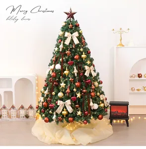 Detail van PVC kerstboom met grote strikken en warme lampjes in een sfeervolle woonkamer.