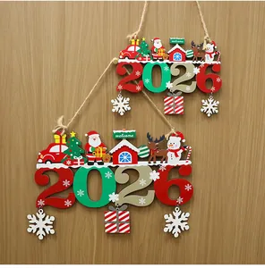 Nahaufnahme der 2026 Weihnachts-Holztürdekoration mit festlichen Weihnachtsmann-Motiven