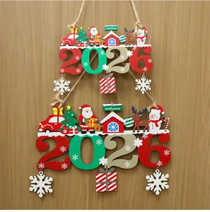 Detail eines festlichen 2026 Weihnachts-Holztürhängers mit Weihnachtsmann und Schneeflocken