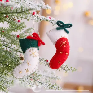 Set van handgemaakte wollen vilten kerstsokken voor feestelijke boomdecoratie