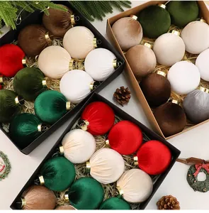 Dettaglio ravvicinato di lussuose palline di Natale in velluto in colori assortiti