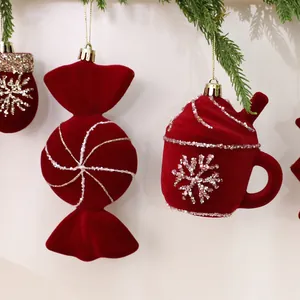Burgunderrote beflockte Christbaumschmuck in Süßigkeiten- und Tassenform für Dekoration