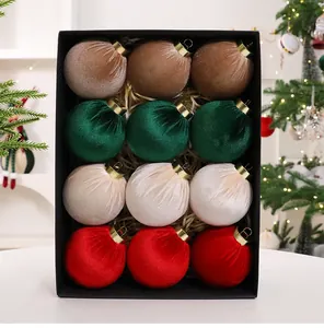 Vista dettagliata di 12 eleganti palline di Natale in velluto in una scatola nera regalo