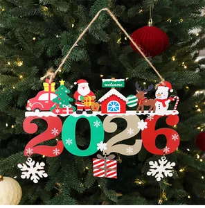 Detailansicht des bunten 2026 Weihnachts-Hängeschilds mit Weihnachtsmann und Schneemann