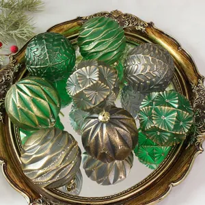 Elegante set di palline di Natale vintage verde e bronzo con raffinati motivi a rilievo
