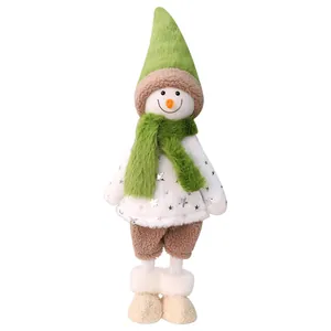 Pluche kerstsneeuwpop pop decoratie met groene muts en sjaal voor kerstversiering