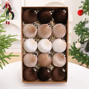 Dettaglio di palline di Natale in velluto in una confezione regalo per decorazione