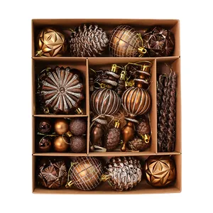 Set di decorazioni natalizie in bronzo in una scatola kraft per l'albero di Natale