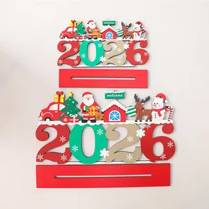 Detaillierte Ansicht des hölzernen Weihnachtsschildes 2026 mit Weihnachtsmann und Rentier