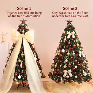 Kerstboom decoratieset met grote organza strik, gouden ornamenten en luxe boomrok
