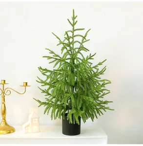 Sapin de Noël artificiel réaliste Norfolk Pine en pot noir pour décoration de table.