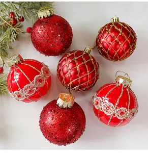 Detalle de bolas de Navidad rojas de 8cm con varias texturas y patrones de purpurina