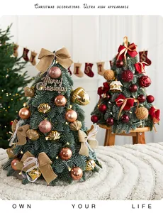Detalle de dos mini árboles de Navidad decorados con adornos festivos en oro y rojo.