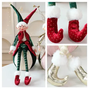 Detailansicht von festlichen Weihnachts-Elfenpuppen mit goldenen und roten Schuhen