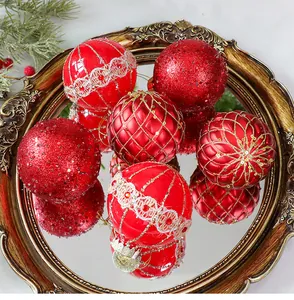 Primer plano de bolas de Navidad rojas de 8 cm en una bandeja de espejo dorada vintage