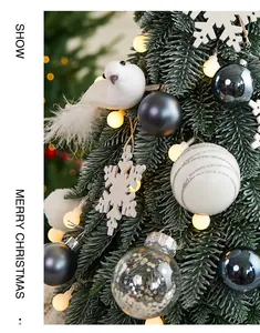 Primer plano de un árbol de Navidad decorado con pájaro blanco, copos de nieve y bolas