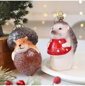 Detailopname van unieke glitter vos- en egel-kerstboomhangers voor de feestdagen