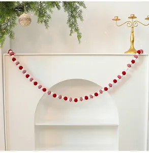 Guirlande de boules en feutre rouge et blanc pour décoration de cheminée de Noël