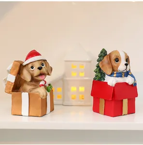 Gros plan détaillé de deux figurines de chiots en résine dans des boîtes cadeaux.