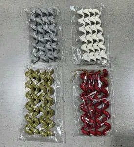 Adornos navideños de carámbanos en espiral con purpurina en plata, blanco, oro y rojo.