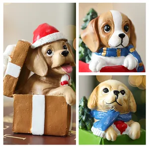 Détail rapproché d'ornements de chiots en résine dans une boîte cadeau de Noël