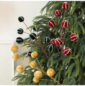 Primo piano di eleganti rami con palline di Natale in velluto su albero sempreverde