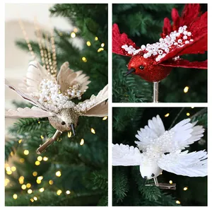 Dettaglio di ornamenti a forma di colibrì per albero di Natale con glitter e perle