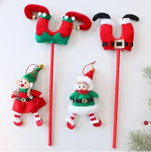 Detalle de palos de piernas de elfo de Navidad y adornos de elfo de peluche festivos.