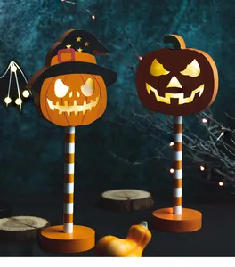 Detaillierte Ansicht von zwei hölzernen LED-Kürbis-Stehdekorationen für Halloween