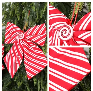 Detailopname van rood-wit gestreepte kerststrik met een spiraalvormig snoepcentrum