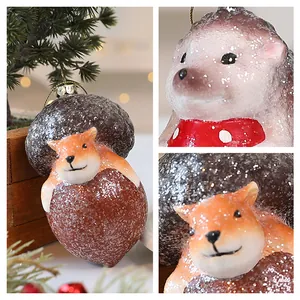 Gedetailleerd beeld van vos en egel kerstboomversieringen met glitter sneeuwtextuur