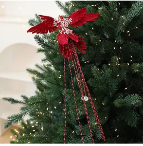 Dettaglio ravvicinato di un uccellino rosso piumato con perle per l'albero di Natale
