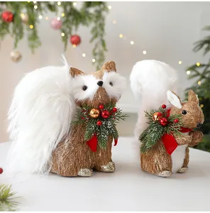 Dettaglio di statuette festive di volpe e scoiattolo in paglia con code di peluche.