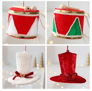 Vue détaillée d'ornements de Noël avec mini-tambours et chapeaux festifs.