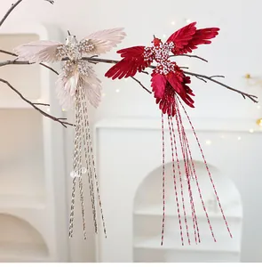 Eleganti decorazioni natalizie a forma di colibrì con perline rosa e rosse su ramo