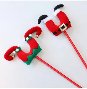 Primer plano de estacas decorativas de piernas de Papá Noel y elfo para árbol Navidad