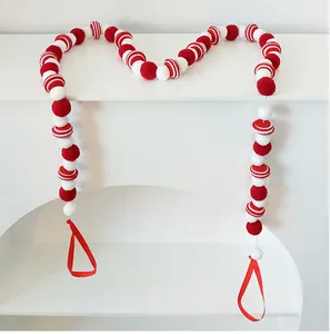 Détail de la guirlande de boules en feutre rouge et blanc pour décoration de Noël