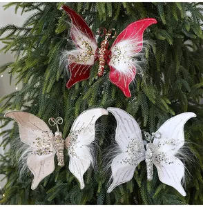 Gedetailleerd overzicht van stoffen vlinderversieringen met lovertjes in een kerstboom.