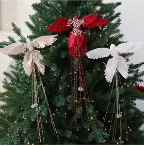 Vista dettagliata di tre uccelli decorativi con perline appesi a un albero di Natale.